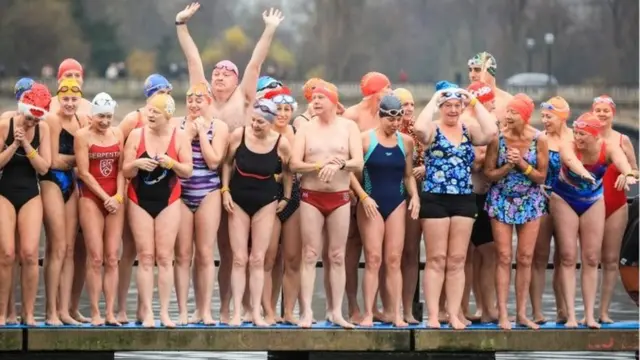 Londra'da Peter Pun klübünün geleneksel Noel yüzme yarışmalarına katılanlar Hyde Park'taki Serpentine göletinin buz gibi sularına dalıyor