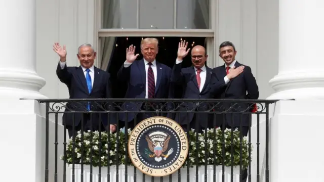 دونالد ترامپ، بنیامین نتانیاهو و وزیران امور خارجه بحرین و امارات در مراسم امضای توافق‌نامه عادی سازی روابط