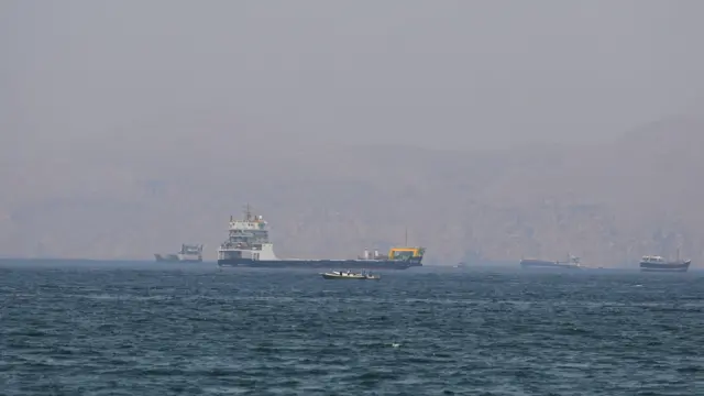 کشتی‌ها در تنگه هرمز