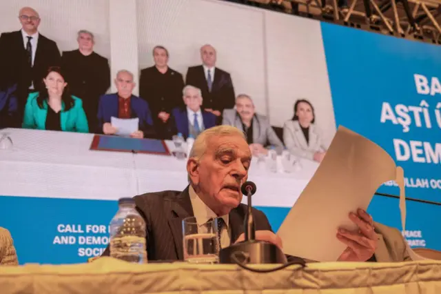 ahmet türk, imralı ziyaretinin ardından abdullah öcalan'ın mektubunu okurken