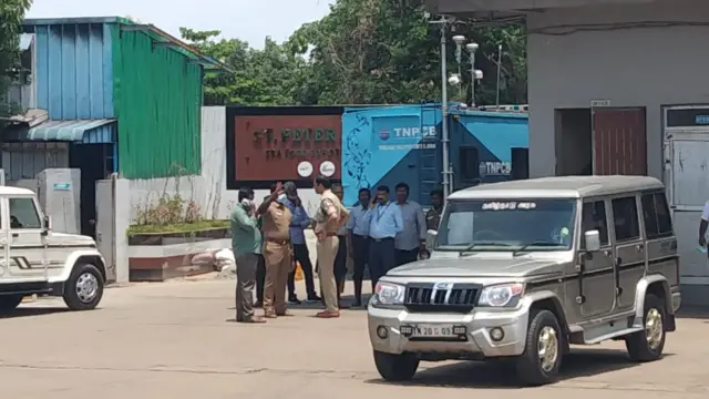 விபத்து நடந்த இடத்தில் போலீசார் விசாரணை 
