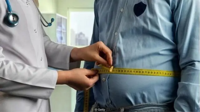 એક વ્યક્તિનું માપ લેતા ડૉક્ટર