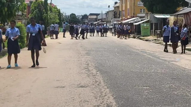 Ụmụakwụkwọ na-ele ule Waec n'Imo Steeti