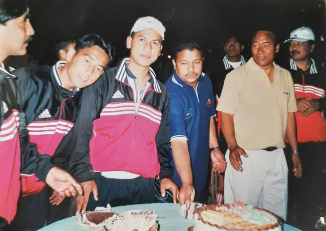 केक काट्दै