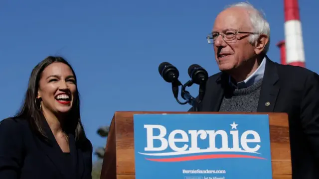 Alexandria Ocasio-Cortez e Bernie Sanders.