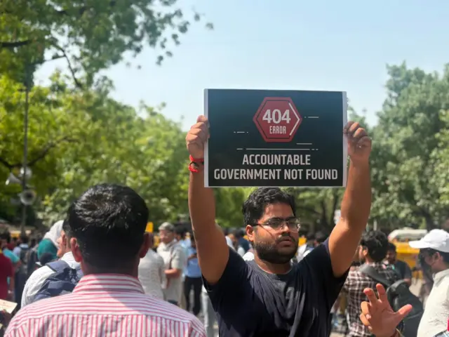 కాక్రోచ్ జనతా పార్టీ, దిల్లీ, నిరసనలు