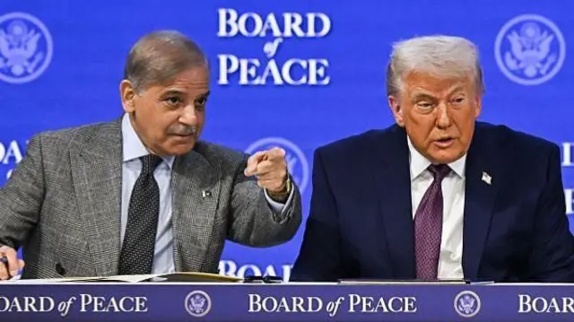 பாகிஸ்தான் பிரதமர் ஷெபாஸ் ஷெரீஃப் உடன் டிரம்ப்