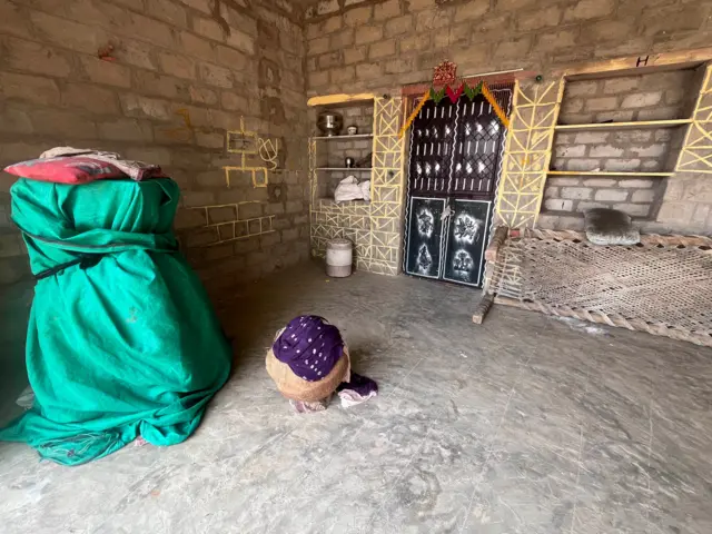 બંધ મકાનની બહાર પેક કરીને મુકેલી ઘરવખરી.