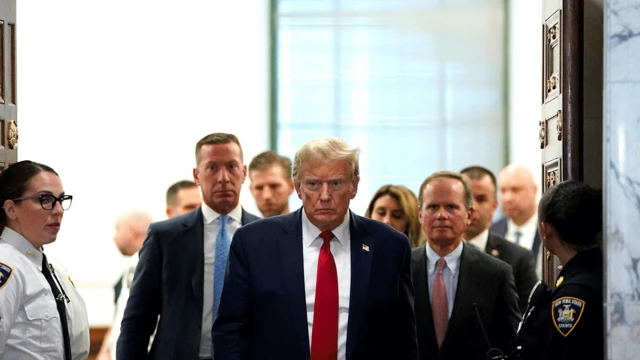 Donald Trump 2023'te mahkeme salonundan çıkarken