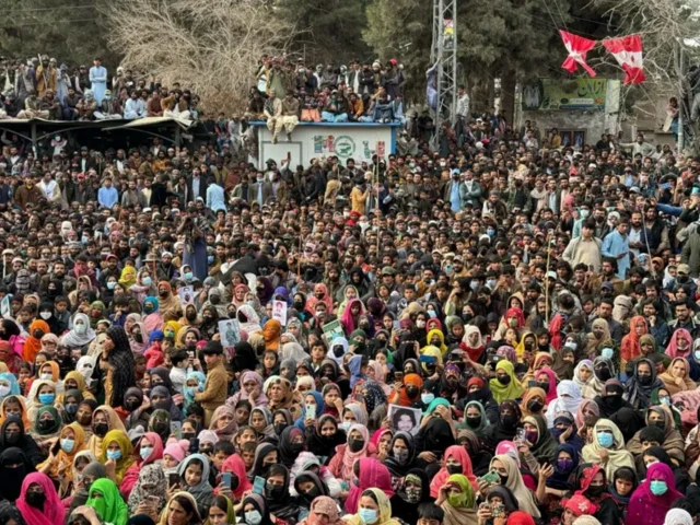 ماه رنګ بلوڅ په دا وروستیو کې د بلوڅانو جبري بې درکه کېدو پر ضد د داسې پراخو احتجاجونو مشري کړې، چې ښځینه فعالانې یې مخکښانې وې.