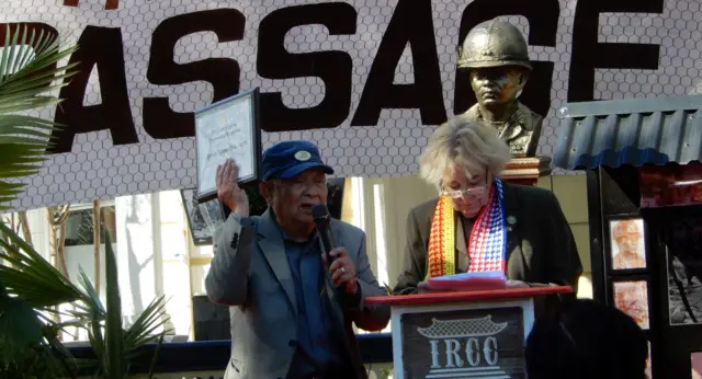 Đại tá Vũ Văn Lộc nhận bằng tuyên dương của Quốc hội Hoa Kỳ từ Dân biểu Zoe Lofgren, tháng 4/2024