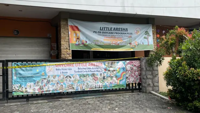 Tempat penitipan anak (daycare) Little Aresha di kawasan Sorosutan, Umbulharjo, Yogyakarta. Bangunan itu digaris polisi setelah digerebek pada Jumat (24/04/2026) karena diduga melakukan kekerasan pada anak-anak. 