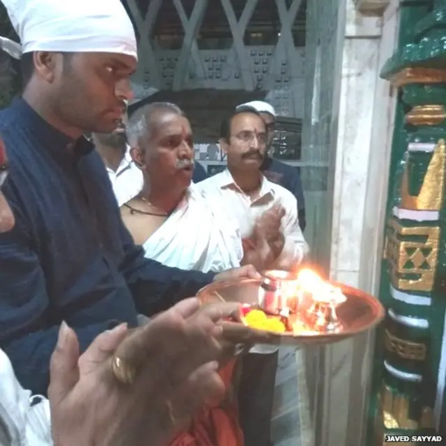 जावेद गणपतीची पुजा करताना