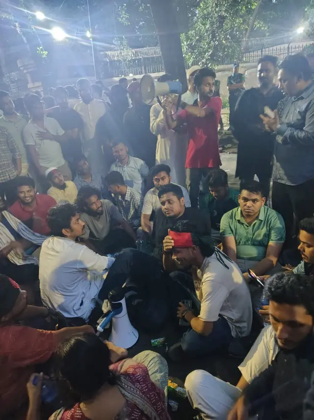 রাতে যমুনার সামনে হাসনাতরা