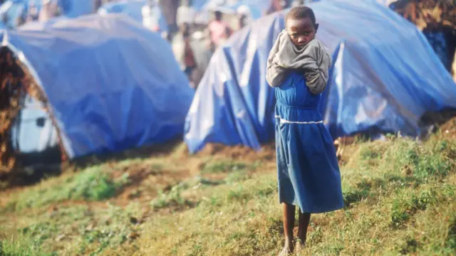 Dete suši lice 24. juna 1994. u izbegličkom kampu Niarushishi Tutsi na granici sa Zairom u Gisenjiju, Ruanda
