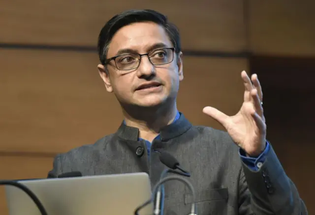 প্রধানমন্ত্রীর অর্থনৈতিক উপদেষ্টা সঞ্জীব সান্যাল    
