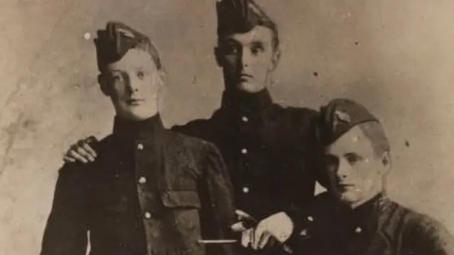 شارك تشرشل (إلى اليسار) في حملة القضاء على الثورة المهدية في السودان)