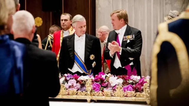 El rey Filip de Bélgica (izq) y el rey Willem-Alexander