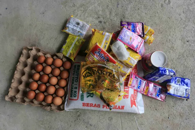 Tumpukan bantuan korban bencana hidrometeorologi saat penyaluran di Desa Jambak, Pante Ceureumen, Aceh Barat, Aceh, Rabu (17/12/2025). Berdasarkan data Kepala Pelaksana Badan Penanggulangan Bencana Daerah (BPBD) Aceh Barat Teuku Ronal Nehdiansyah, pihaknya telah menyalurkan bantuan kepada warga terdampak 39.890 jiwa atau 13.826 kepala keluarga yang tersebar di 146 desa di 10 Kecamatan dengan rincian 13.826 karung ukuran 10 kg beras, 13.826 papan telur dan 13.826 kotak mineral.