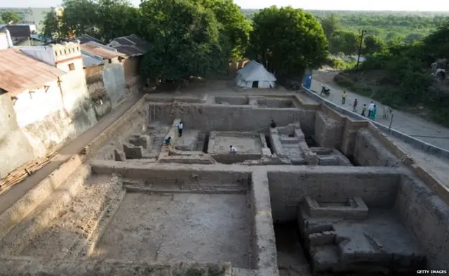 వడ్‌నగర్‌లో బయటపడ్డ బౌద్ధ మఠం.