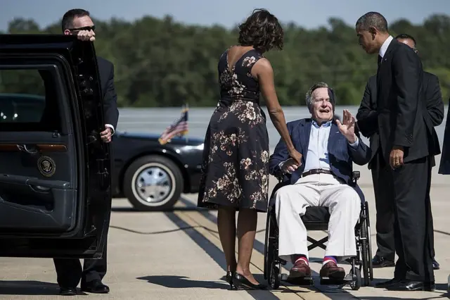 George H. W. Bush, Michelle y Barack Obama.