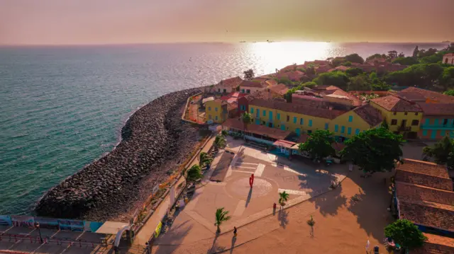 Vue aérienne de l'île de Gorée, site inscrit au patrimoine mondial de l'UNESCO, au coucher du soleil.