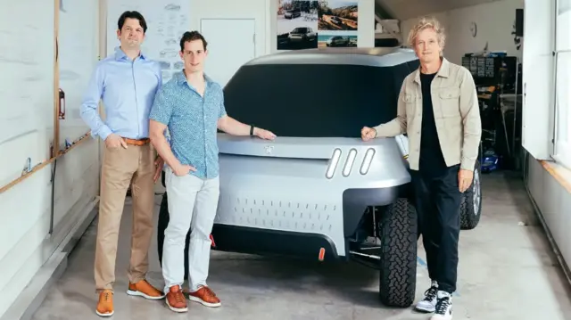 جیسون مارکز (چپ) و فارست نورث (وسط) بنیانگذاران شرکت تلو در کنار ایو بهار (راست) طراح وانت