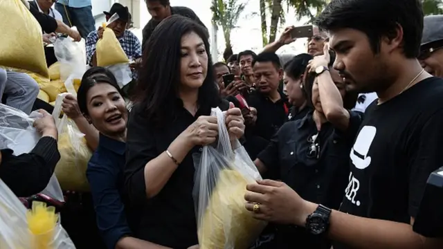 น.ส.ยิ่งลักษณ์ ชินวัตร นำข้าวที่ซื้อจากชาวนามาเปิดขายในห้างสรรพสินค้าในกรุงเทพฯ