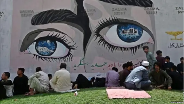 फ्रांस की दूतावास के बाहर बैठे लोग