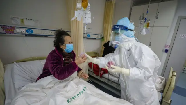 Paciente con covid-19 en un hospital de Wuhan, China