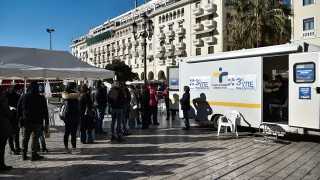 Очередь на прививку в Греции