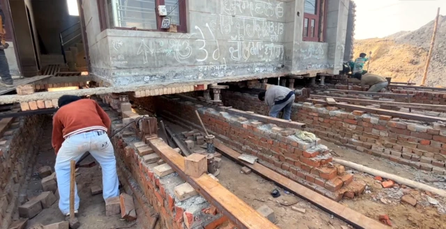 ਬਰਨਾਲਾ 'ਚ ਕਾਮੇ ਘਰ ਸ਼ਿਫ਼ਟ ਕਰਦੇ ਹੋਏ 