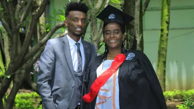 ናትናኤል በምርቃቱ ወቅት ከእናቱ ጋር