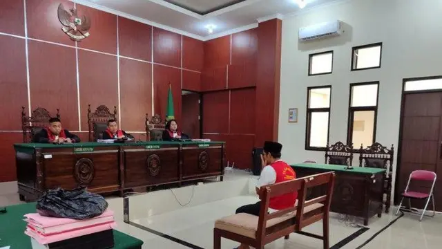 Sunendi pemburu badak bercula satu di ruang sidang.