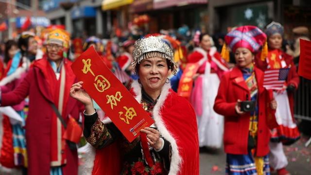 امرأة صينية ترتدي ملابس تقليدية في استعراض بمناسبة رأس السنة الصينية في مدينة نيويورك