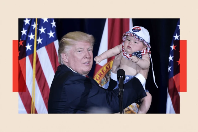 Donald Trump tient un bébé dans ses bras lors d'un rassemblement électoral.