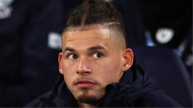 کالوین فلیپس در طول سریال خوشحال و علاقه‌مند به وظایف باشگاهی‌اش دیده می‌شود