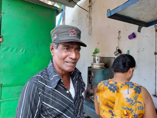 පංචිකාවත්ත හන්දියේ පවත්වාගෙන යන කුඩා තේ කඩයක හිමිකරුවන් වන බන්දුල සහ ඔහුගේ බිරිඳ