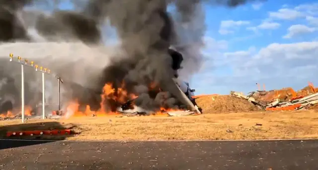 Bomberos intentan extinguir el incendio de un avión que se salió de la pista en el Aeropuerto Internacional de Muan, provincia de Jeolla del Sur, Corea del Sur, el 29 de diciembre de 2024.