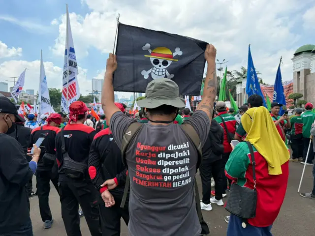 Salah satu demonstran dalam aksi unjuk rasa buruh di DPR, Kamis, 28 Agustus 2025.