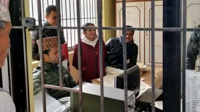 भरतपुरस्थित मालपोत कार्यालयमा सेवाग्राहीहरू झ्यालबाहिर, कर्मचारीहरू कोठाभित्र (फाइल तस्बिर)