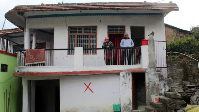 বিপজ্জনক বাড়িগুলিকে এভাবেই ক্রশ চিহ্ন দিয়ে দাগিয়ে দিয়েছে প্রশাসন