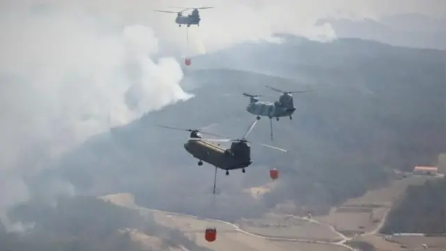 هلی کوپترهای ارتش کره‌جنوبی در حال آب پاشی برای مهار دامنه آتش