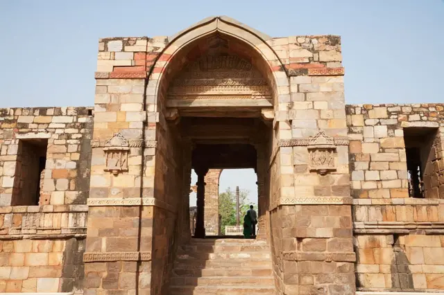 দিল্লির কুওয়াত-উল ইসলাম মসজিদ।