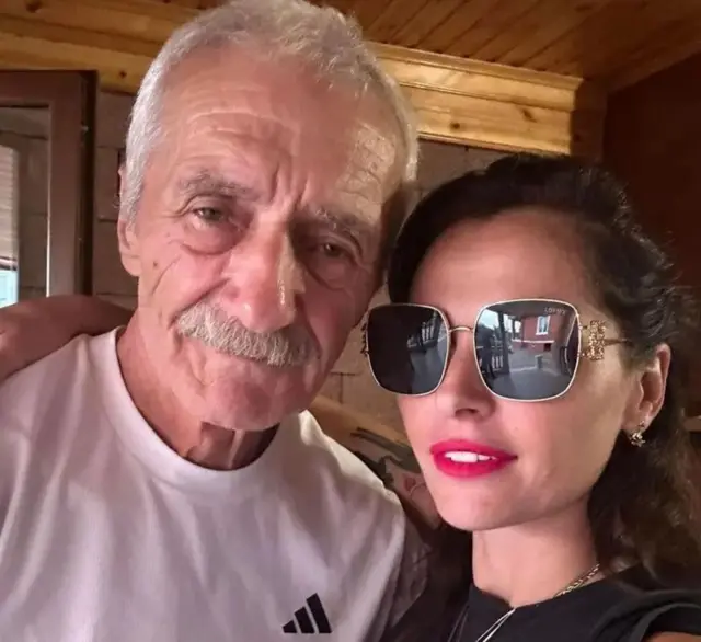 பேஸ்புக் மூலம் தந்தையை கண்டுபிடித்த பத்திரிகையாளர்