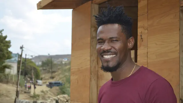 Samuel Louis, de 32 años, sonríe en el Cañón del Alacrán, Tijuana. (BBC Mundo/Beatriz Vernon)