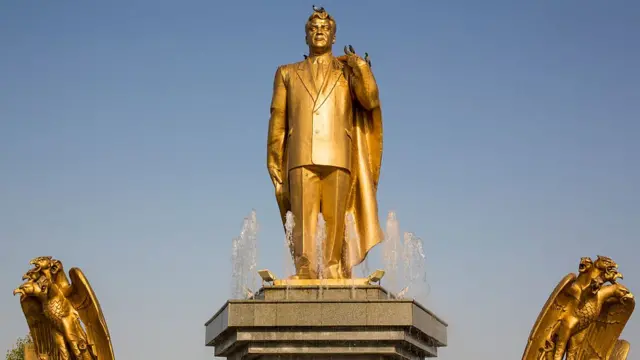 Aşqabadda Niyazova qoyulan abidə