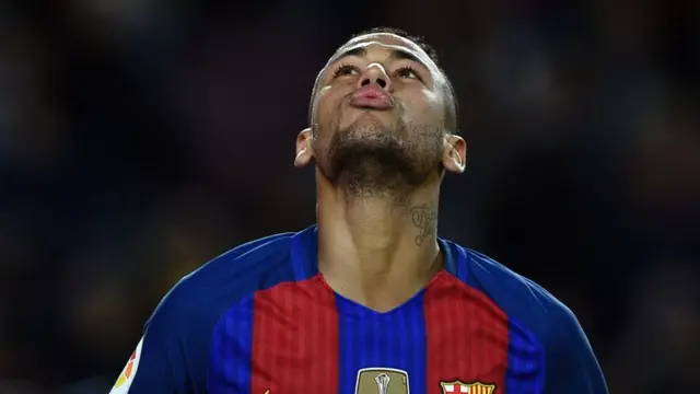 Neymar olha para o alto durante jogo do Barcelona pelo Campeonato Espanhol