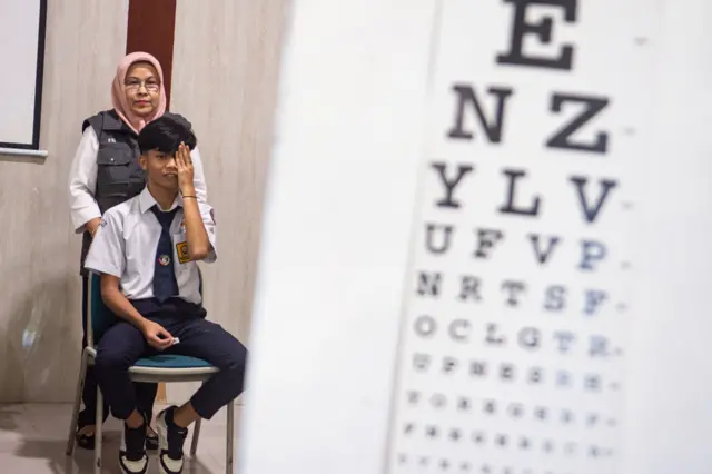 Petugas tenaga kesehatan memeriksa kondisi mata siswa saat pemeriksaan kesehatan di Sekolah Rakyat Polteksos Bandung, Jawa Barat, Senin (14/7/2025). 