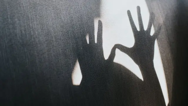 ጥቃት በእጇ የምትከላከል ሴት